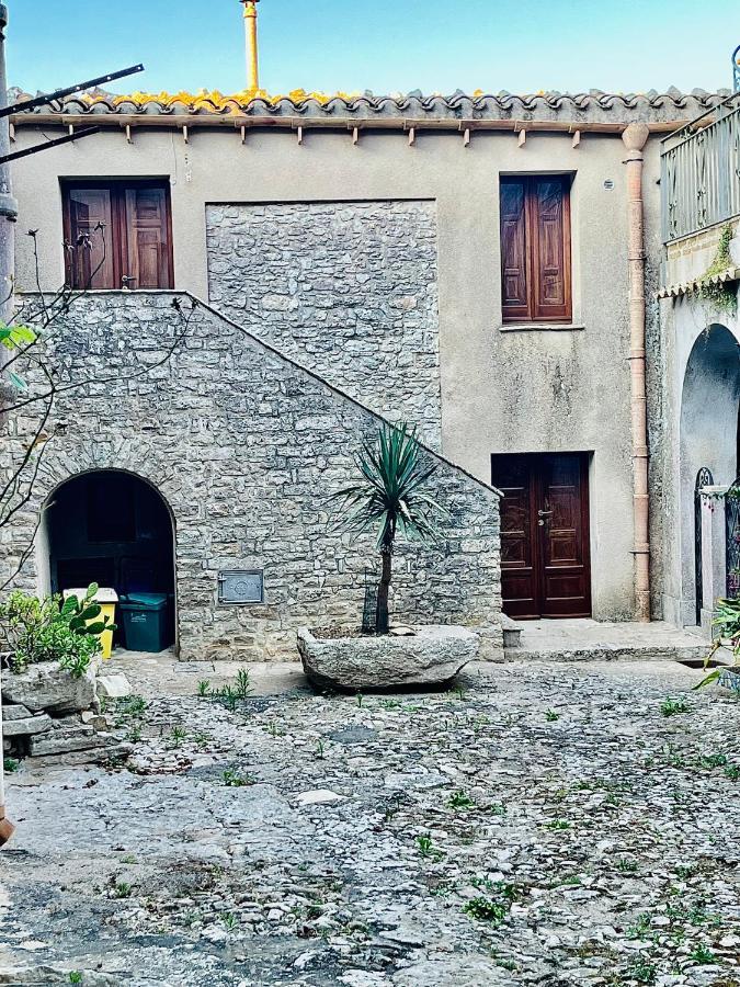 Cortile Padre Vincenzo Apartment Erice Luaran gambar
